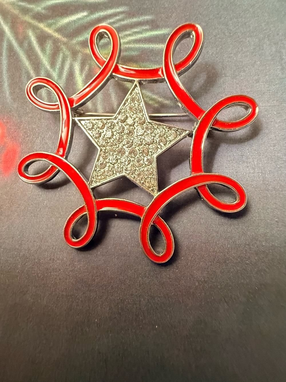Red Star Loop Brooch - Picture 2 of 3